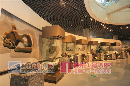 黄云波位于柳州奇石馆一楼展厅内的石头_副本.jpg 黄云波位于柳州奇石馆一楼展厅内的石头_副本.jpg