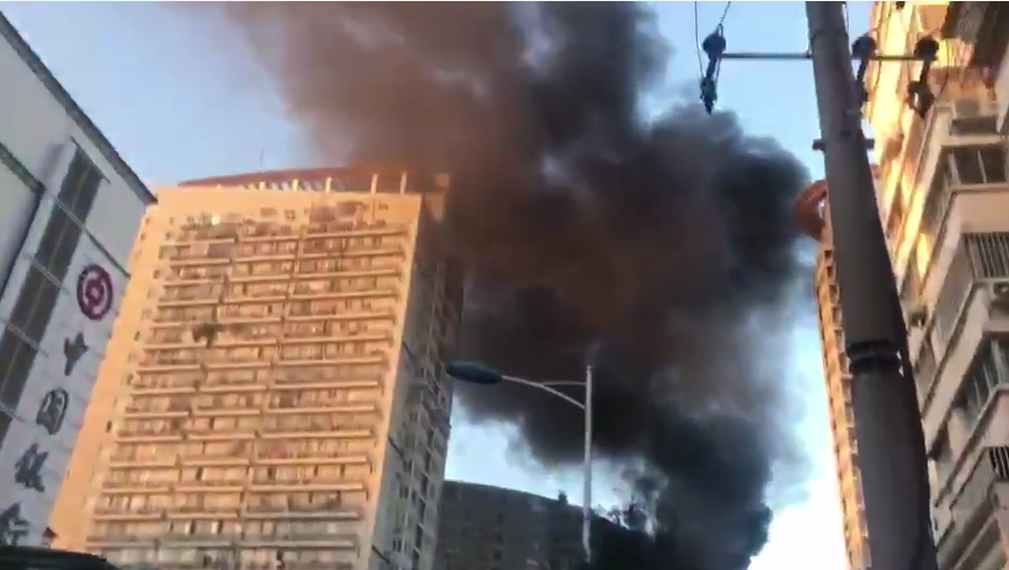 1号爆料|突发！谷埠街国际商贸城起火，现场浓烟滚滚，目前大火已被扑灭