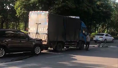 39中对面马路有老人被货车撞倒，事发斑马线附近，居民呼吁装红绿灯