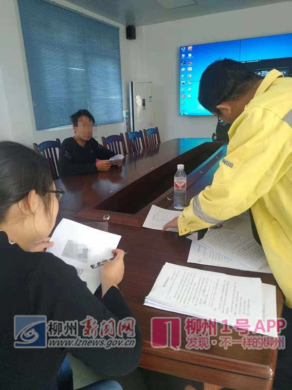 2日,铁路部门与受损农户签订新的赔偿合同2.jpg