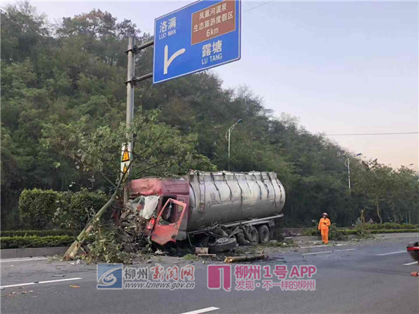 1号爆料|罐车撞上隔离带，车轮脱落挡风玻璃破碎，事发柳太路