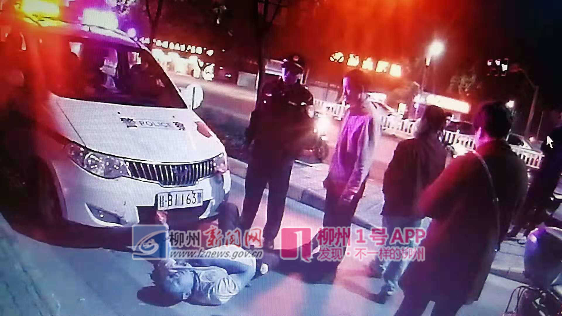 飞鹅路一按摩店前，两“醉酒兄弟”一个推搡民警，一个躺警车前，结果…