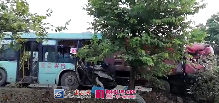 今早鹿寨县323国道上发生车祸，货车甩尾撞向公交车