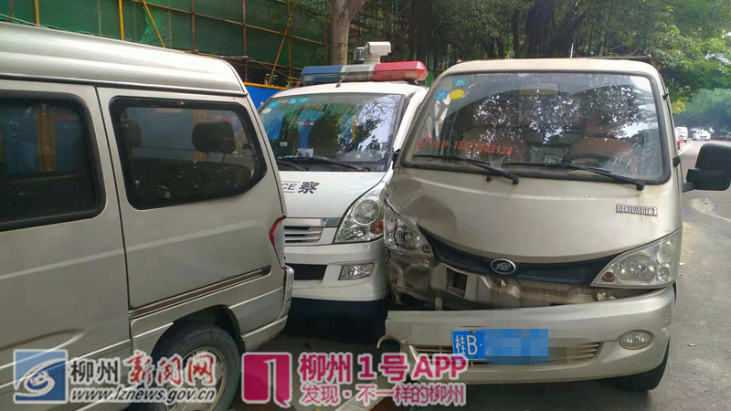 刚刚滨江西路一辆小货车失控，撞上路边警车