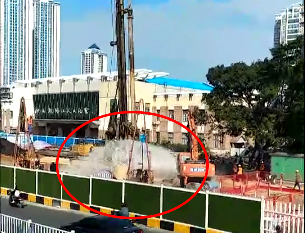 1号爆料|疑似施工挖断水管，柳铁路文化宫门前出现“喷泉”