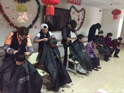 啥情况？顾客花4000元在柳州一美发店做头发到深夜，最后老板报警了
