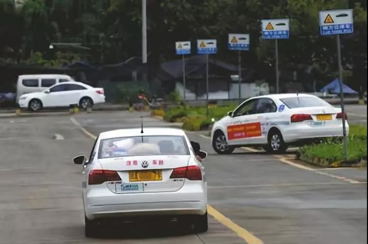 教练曝光荣兴内幕：大量教练无证培训，练车场减少导致学员学车难