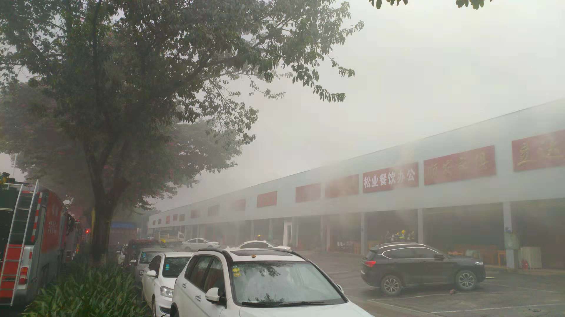 突发！四桥头家具城起火浓烟冲天，多辆消防车参与救援，明火已扑灭