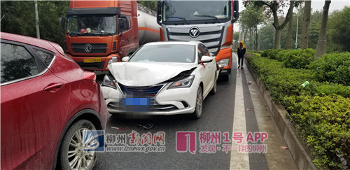 雨天开车要注意！柳太路一大货车失控致4车追尾，无人员伤亡