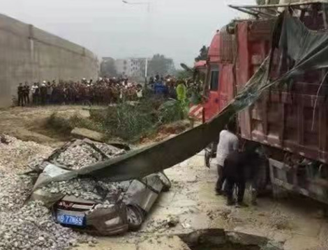 1号爆料|突发！柳江一满载砂石的货车侧翻压扁五菱车致两人死亡