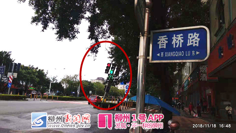 1号爆料|危险！古亭大道香桥路口一信号灯杆摇摇欲坠，后壳已被撞开裂