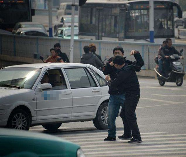 “下车！”滴滴司机与乘客在城站路新风市场内激烈争吵，警察都来了