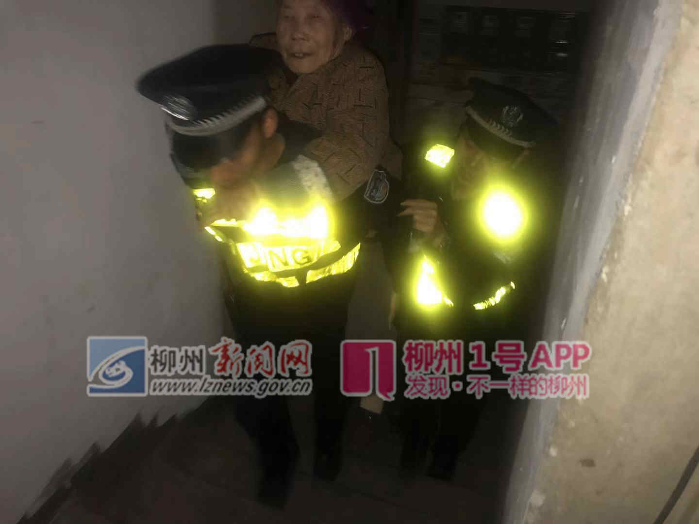 1号暖新闻|雅儒路一位老人摔倒，民警将其背回家