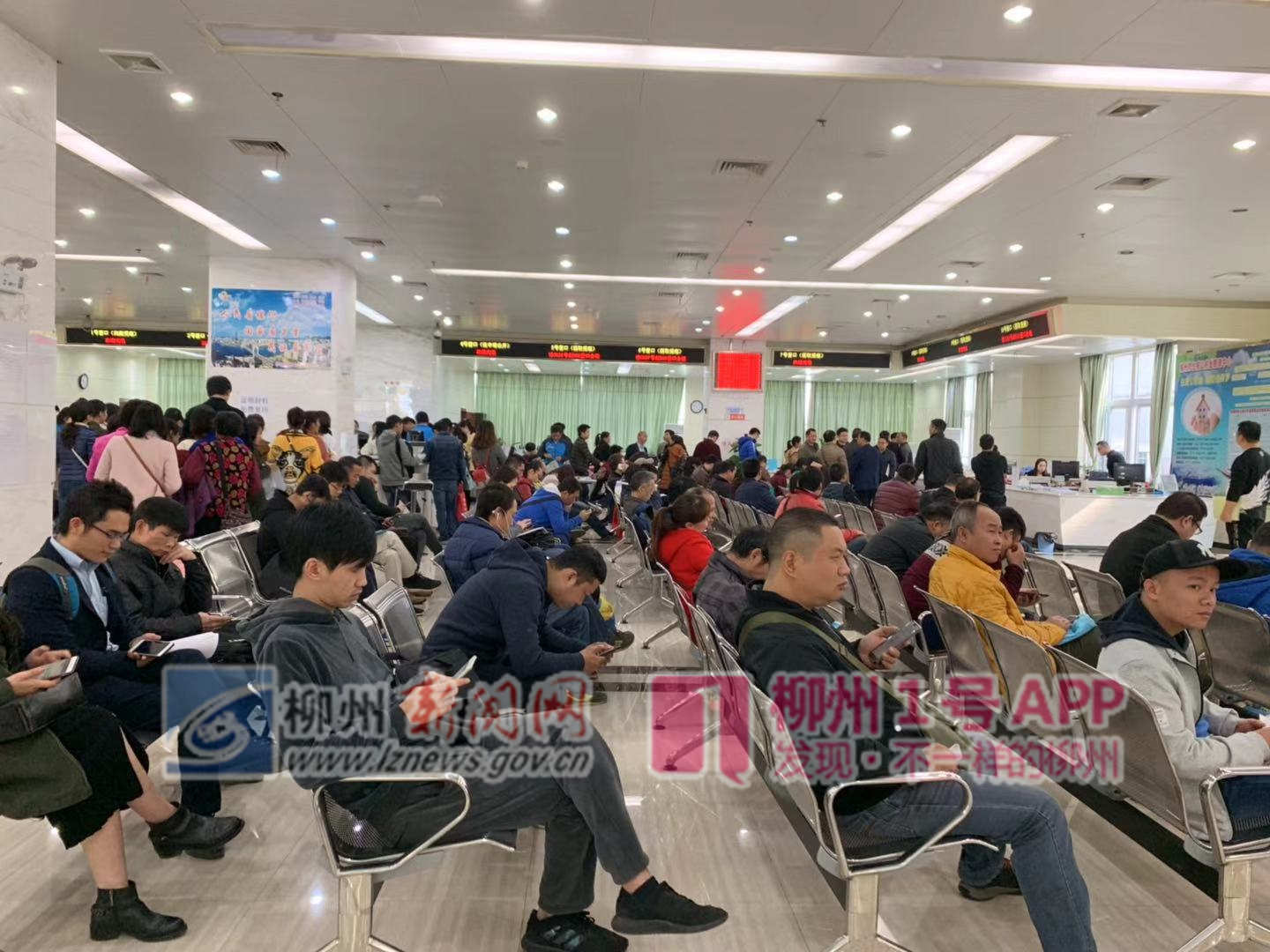 我市公积金提取要个人办理，目前排队人数增多，可先领预约号错峰办