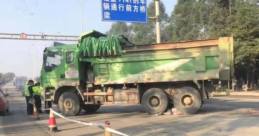 1号爆料|刚刚！北外环路上货车与电车相撞，一人卷入车轮下
