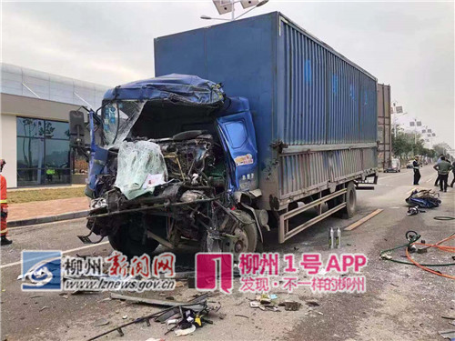 事发柳东新区！两货车相撞，车头毁损严重，一司机受重伤