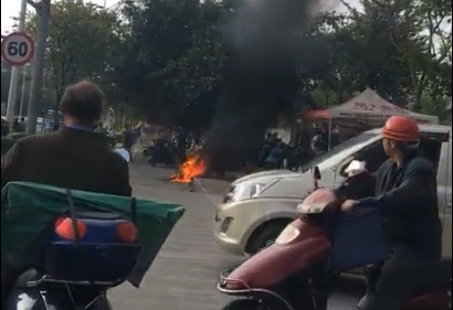 1号爆料|工人医院西院附近路口一电动车突然起火（附视频）