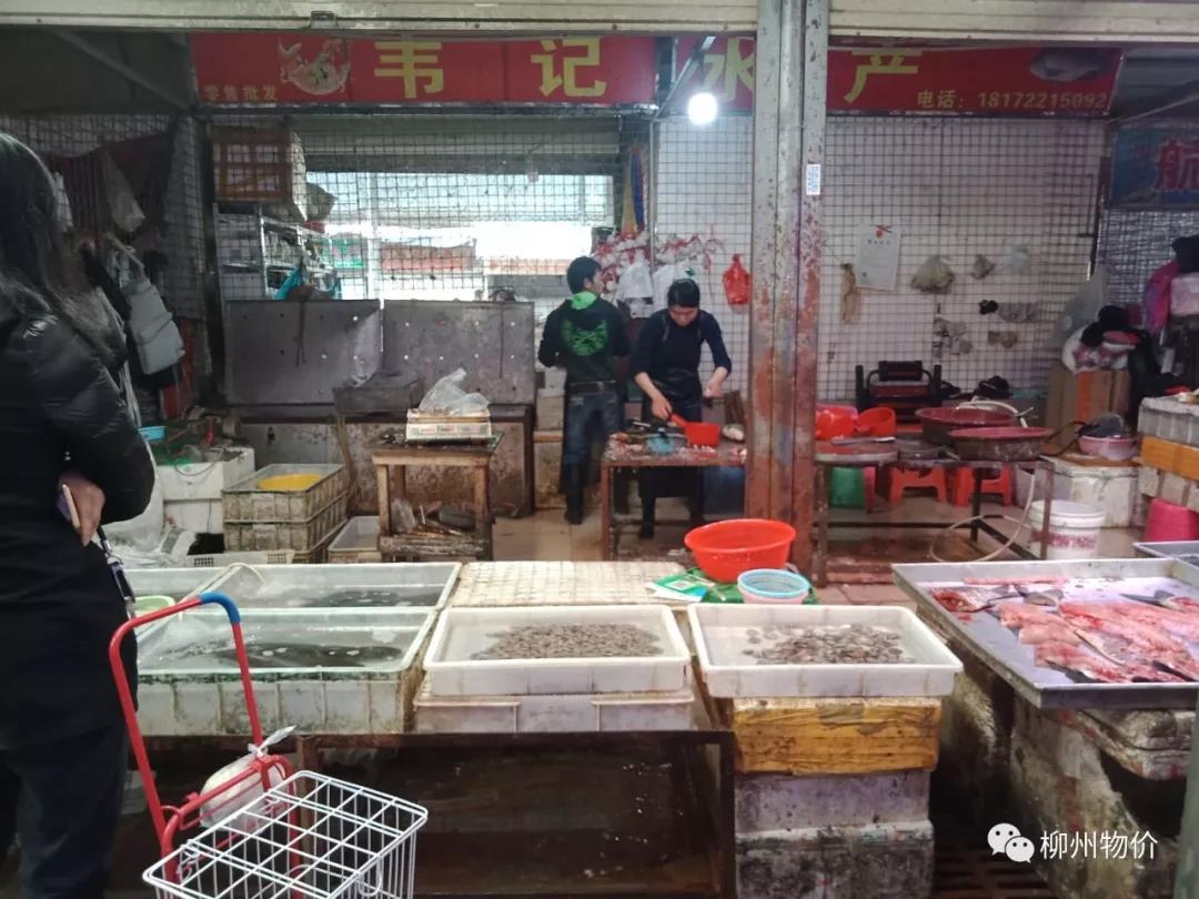 当心！柳州这三家水产海鲜摊贩短斤少两变相涨价