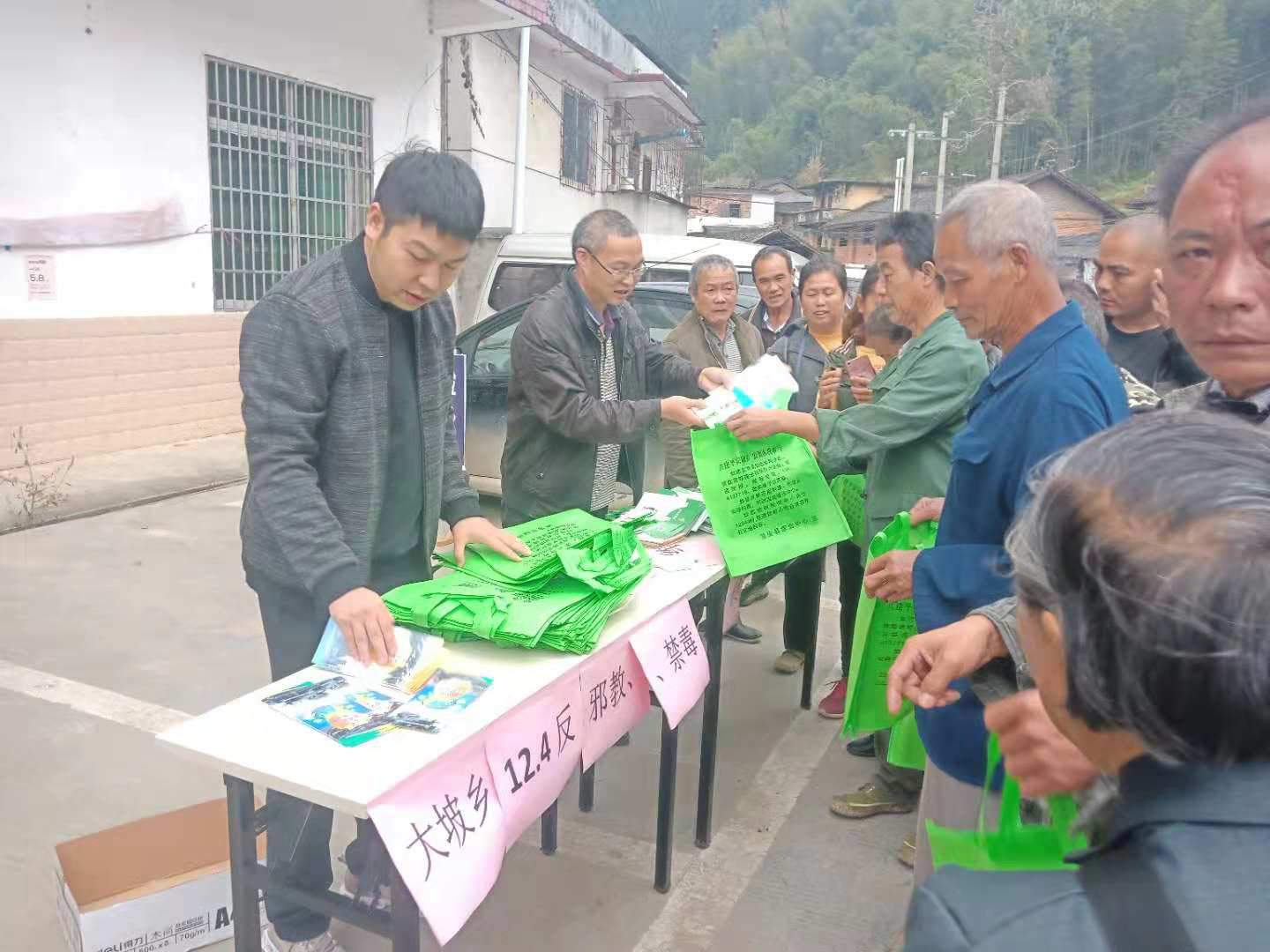 大坡乡人大主席雷稳祺向过往群众讲解禁毒知识.png 大坡乡人大主席雷稳祺向过往群众讲解禁毒知识.png
