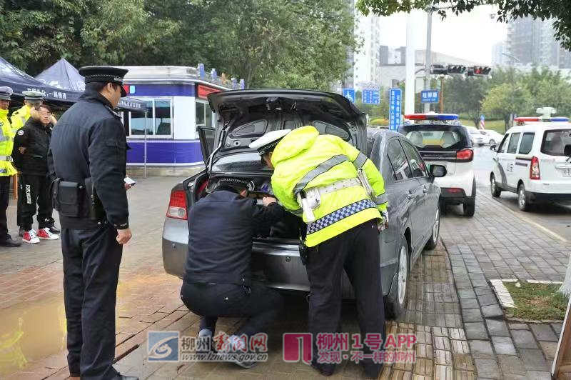车上有毒品！一辆桂B车停靠路边，交警上前发现驾驶员不对劲
