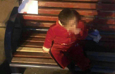 两岁小女孩独自坐在人民广场长凳上，旁边还留下一张字条......