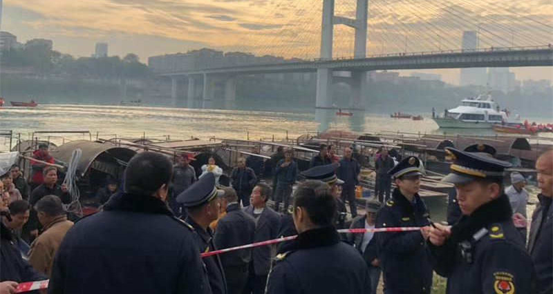 驷马况？今早四桥附近水域出现几十条冲锋舟，岸边好多人还拉起警戒线
