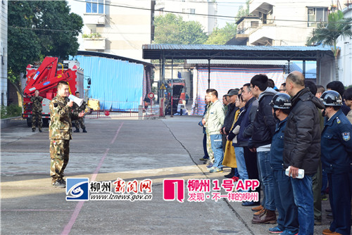 柳北消防中队官兵向大家讲解火灾处理步骤和逃生办法.jpg