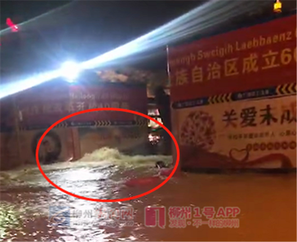 窑埠古镇路段被水淹！因附近水管爆管，蟠龙路和柳东路处于停水状态