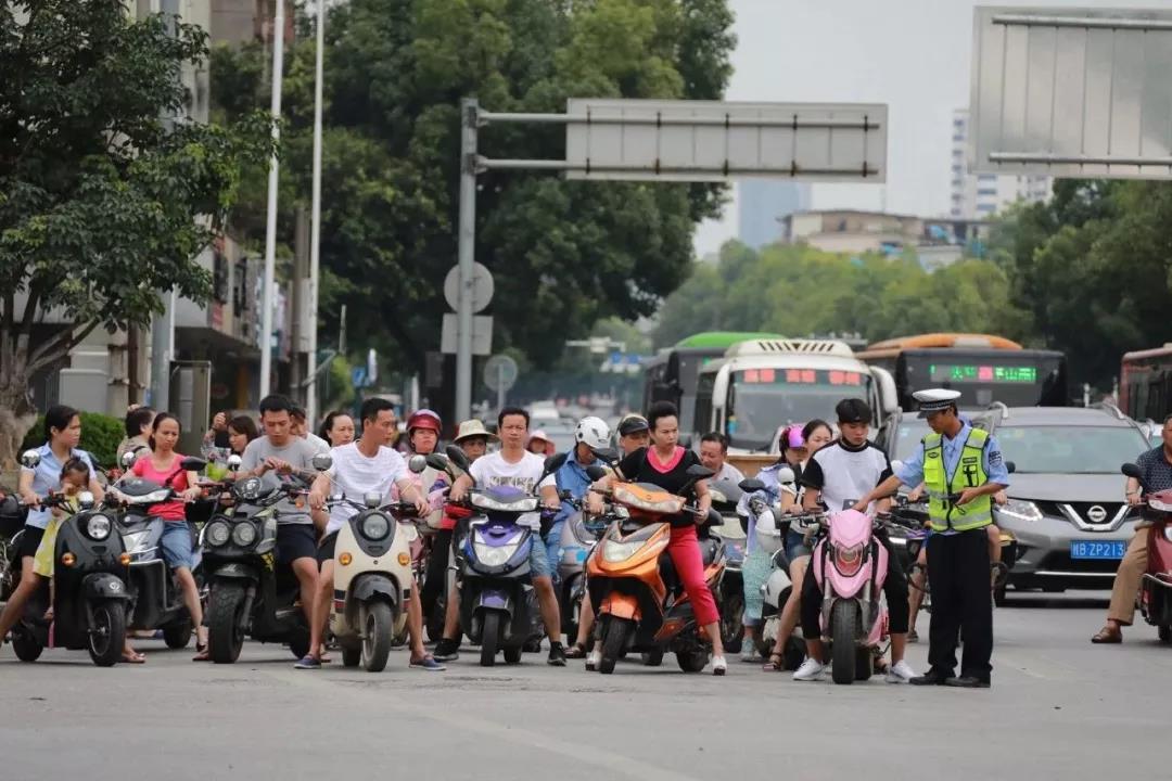柳州人明年骑电动车要考驾照？交警：驾驶这类“超标车”必须持证！