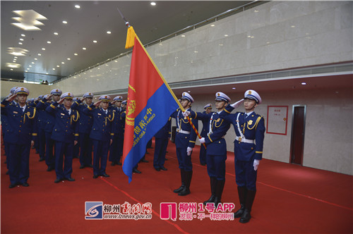 “火焰蓝”真帅！柳州消防救援支队今起正式启用新制服