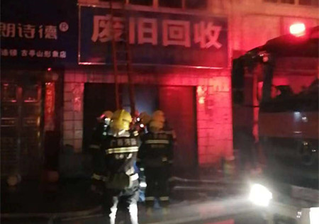 1号暖新闻| 阳和一私人房突发大火，邻居爬窗进屋救出两名小孩