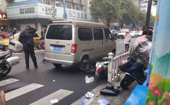1号爆料|偷车逃跑途中被撞？三中路一面包车撞上电动车，15岁男孩受伤