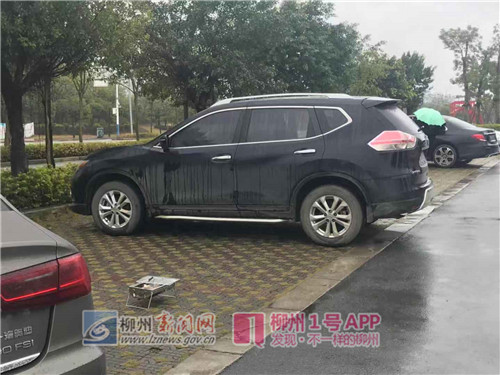 环江滨水大道停车场，一男子在越野车内身亡！车上发现炭盆遗书
