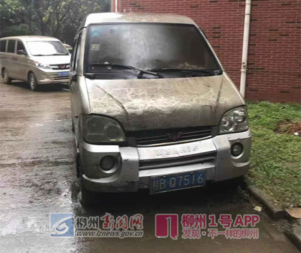 1号追踪|航三路这辆长期停放的“僵尸车”，竟然“长”出了液化气罐？
