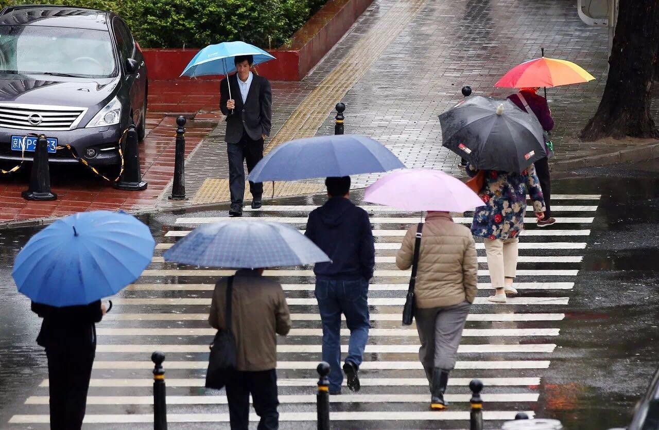 去年洗的衣服你晾干了吗？又一股冷空气来袭，阴雨寡照持续！