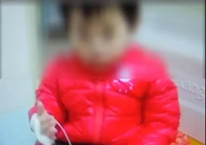 爸妈看了眼1岁女儿的小便，魂都吓飞了！竟是因为给她吃了这个