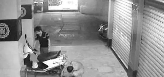 两男子在柳石路“蛇形走位”，最后被刑警盯上！还牵出案子