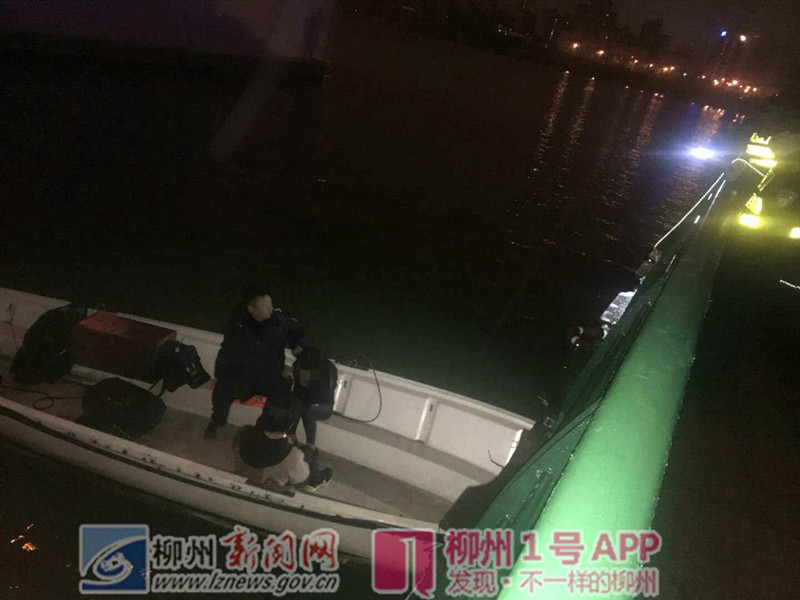 1号暖新闻|寒风细雨中年轻女子跳入柳江，少年奋不顾身救人！