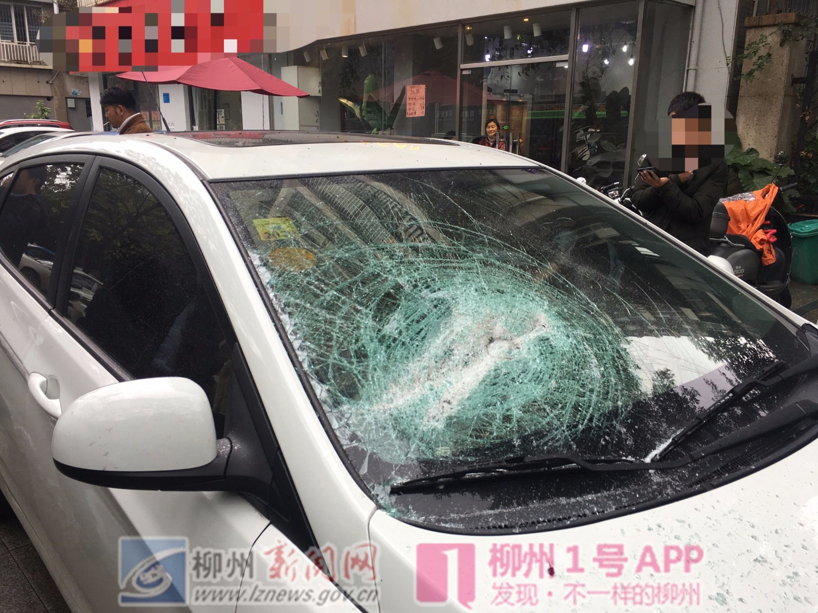 柳州一奥迪车主不满车子被挡，拿起棒球棍怒砸白色现代车