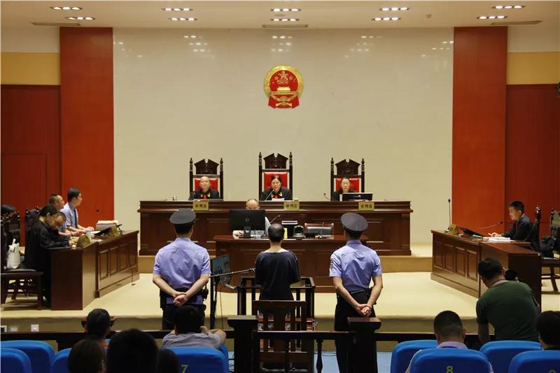 刚刚，幼儿园门口杀妻、杀人分尸放火两案犯被柳州中院依法执行死刑！