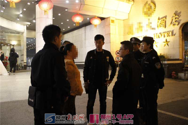 欠钱迟迟不还，柳州这个“老赖”在婚礼现场被带走！