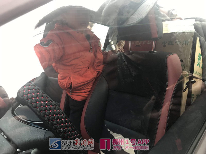 惊魂！4岁男孩被锁车内，多次按喇叭呼救！事发新柳邕农贸市场附近