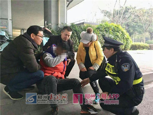 1号暖新闻|小伙突发疾病在文昌桥底晕倒，众人伸援手助脱险