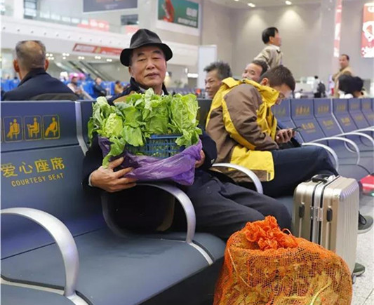 过年回家，他没带贵的，只抱着一筐青菜…柳州候车室里，这些行囊分外贵重