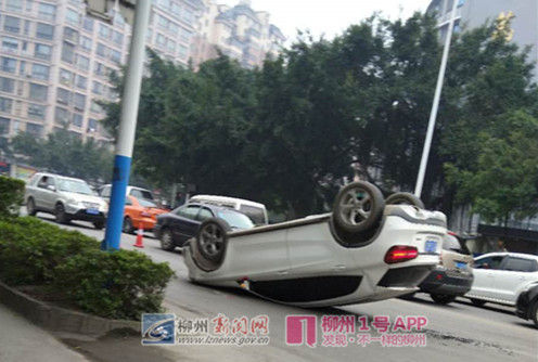 1号爆料|这辆奔驰车翻“肚”了！事发航二路加油站附近
