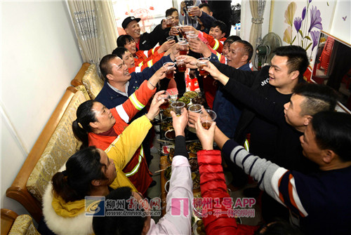 举杯庆祝生活更美好.jpg