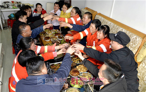 一家人吃团圆饭.jpg