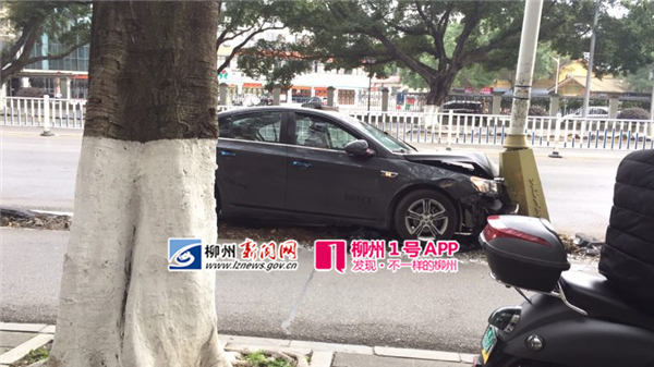 1号爆料|屏山大道一小轿车“怒盘”路灯，结果“两败俱伤”。