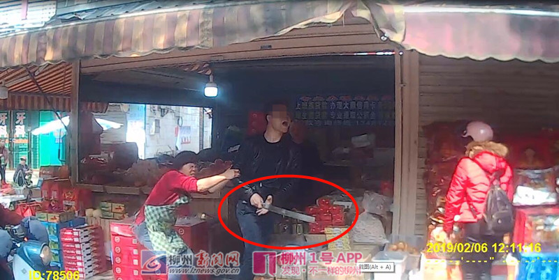 视频|占道经营还持刀冲向城管～当事人被阿sir请进去“蹲”五天。