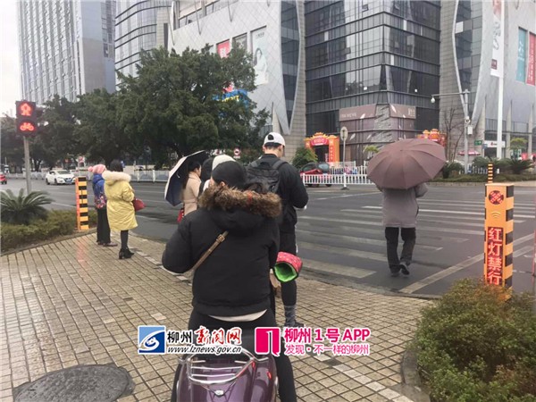 柳州街头出现新设备，明明没有交警在，你闯红灯时却有人喊你“退回”!